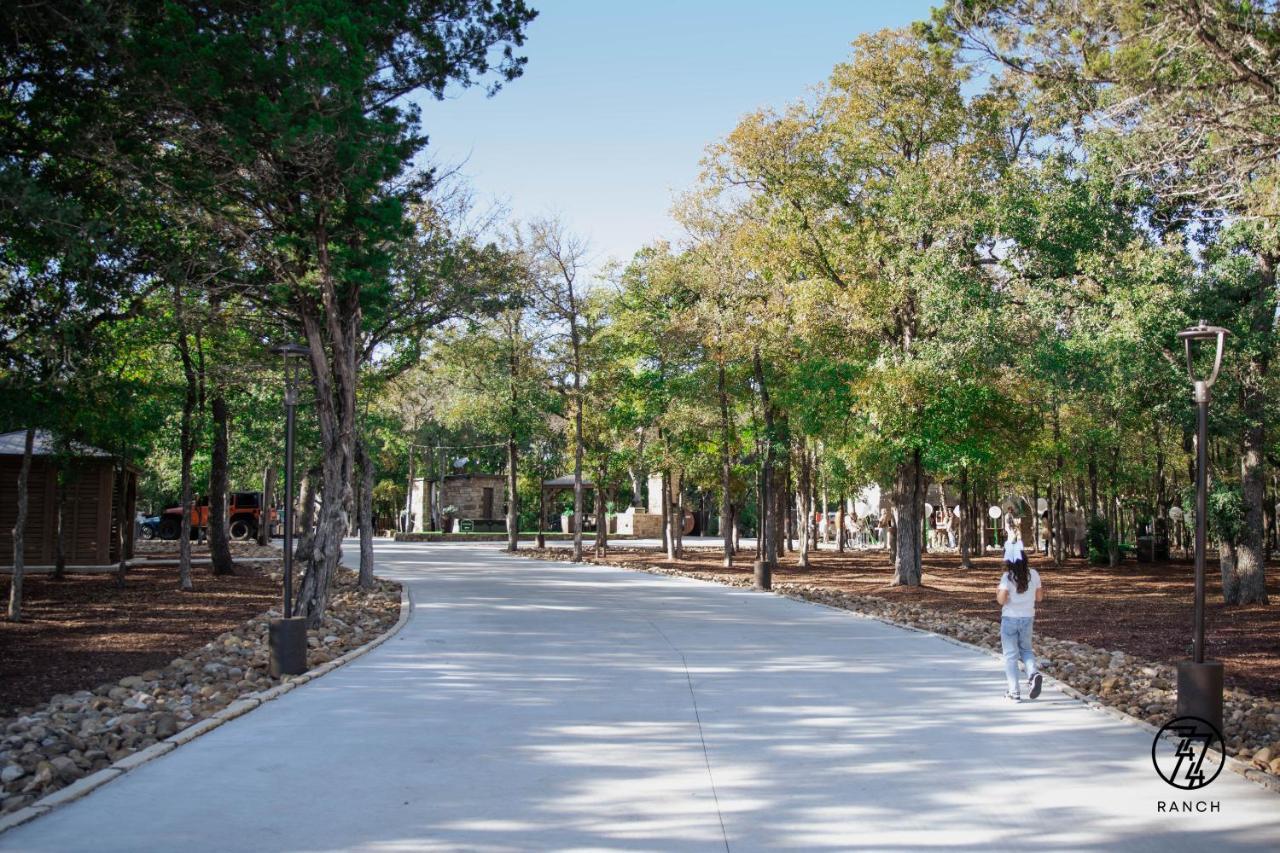 7744 Ranch Glamping Resort 奧斯汀 外观 照片