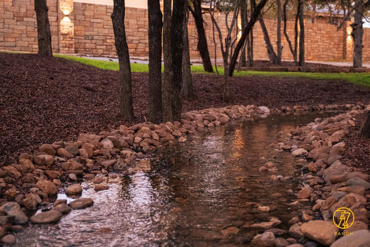 7744 Ranch Glamping Resort 奧斯汀 外观 照片